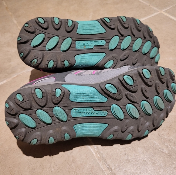 Like New Girls Merrell hiking shoes - Picture 4 of 7
